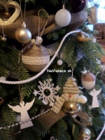  vianočné gule na vianočnom stromčeku